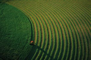 Tracteur dans un champ près de Bozeman, Montana, Etats-Unis (N 45°40'-O 111°02'). photo Yann Arthus-Bertrand