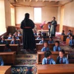 Les enfants en classe avec les 2 maîtresses de maternelle © Marie Sarrazin