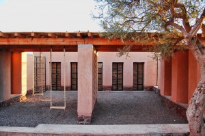 Cour et façade Nord de l’école maternelle bioclimatique d’Aknaibich, au Maroc © Kristel Pelliet