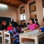 Elèves en classe dans l’école maternelle bioclimatique d’Aknaibich, au Maroc © Kristel Pelliet