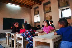 Elèves en classe dans l’école maternelle bioclimatique d’Aknaibich, au Maroc © Kristel Pelliet