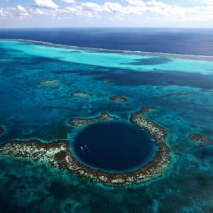 Le Grand Trou Bleu, atoll de Lighthouse Reef, Di strict de Belize, Belize (17°19’ N - 87°32’ O). © Yann Arthus-Bertrand - Time for the planet