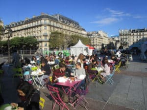 Les convives en plein brunch anti-gaspi sur le parvis de l'Hôtel de Ville de Paris (c) Fondation GoodPlanet