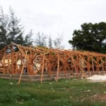 Mise en place de la structure bambou de l’école © Fondation GoodPlanet