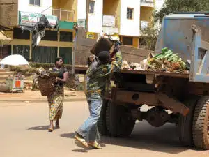 Collecte de déchets au klaxon en centre ville Dschang © Gevalor