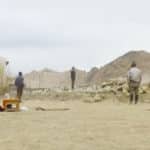 Le démarrage du chantier : contraste entre le vacarme de la pelleteuse en pleine action et la sérénité de Lama Lobzang, directeur de l’école de Shey, célébrant une « puja » (prière bouddhiste) pour que les travaux se déroulent sous de bons auspices ! © Estelle Delahaye-Panchout