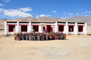 Photo de groupe devant l'école (c) Steve TINEO