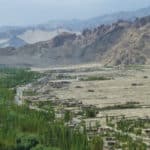 Paysage montagneux et aride du Ladakh avec cultures irriguées en été © Estelle Delahaye-Panchout