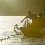 Pêcheurs le long des côtes de Bahoi-Indonésie carre ACS