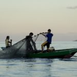 Pêcheurs le long des côtes de Bahoi-Indonésie (2) carre ACS