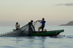 Pêcheurs le long des côtes de Bahoi-Indonésie (2) carre ACS