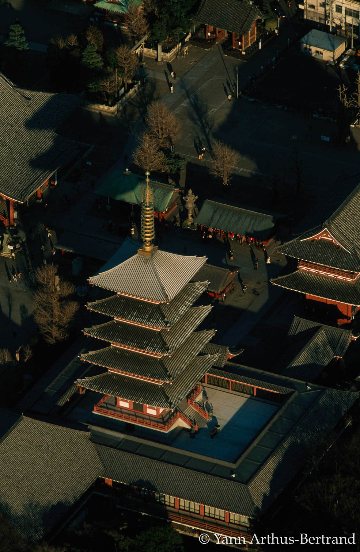 Tokyo - Temple copyright Yann Arthus-Bertrand