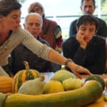 Une semencière qui présente des variétés de légumes.