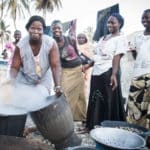 Femmes qui transforment les coquillages