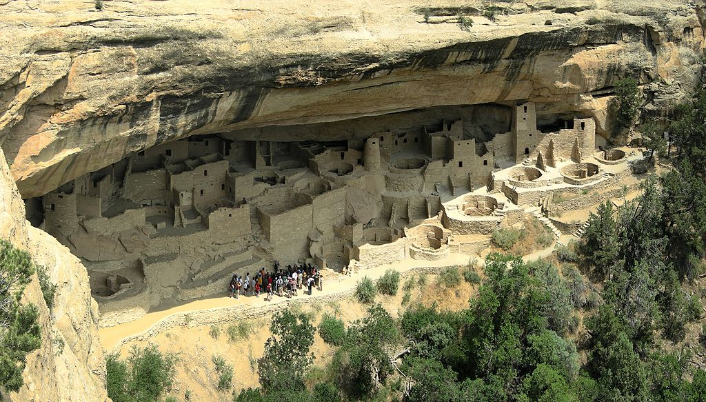 Cliff Palace dans le Parc National de Mesa Verde, Colorado, USA: c'est le plus grand des environ 4000 bâtiments troglodytiques préservés (âgé de 800 ans) construits par des Amérindiens Pueblos (Anasazi)