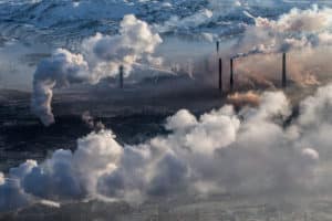Fumées des usines par Yann Arthus Bertrand. Fumées des usines de traitement de minerais à Norilsk, Kraï de Krasnoïarsk, Russie (69° 19’ 18,68” N – 88° 15’ 27,43” E).
