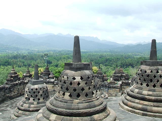 Les stupas de Borobudur restèrent a l'abandon pendant des siècles CC-BY-3.0 carre indonésie