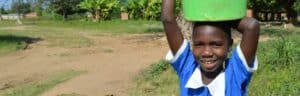 Malawi enfant portant de l'eau