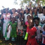 Adultes et enfants de la baie de Ranobe rassemblés avec les agents de l'association Reef Doctor