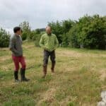 Paysans dans un champ dans la Drôme - Projet de préservation de la biodiversité