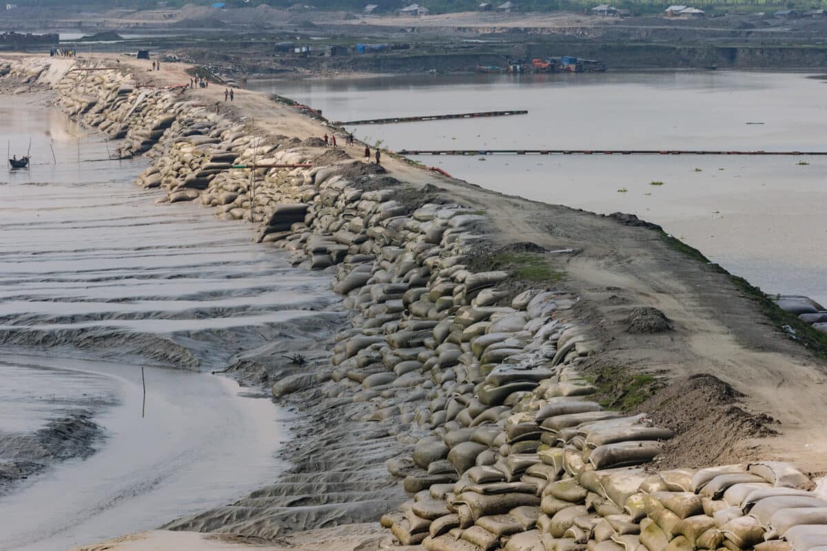 BARRAGE ÉDIFIÉ EN SACS DE SABLE SUR LE DELTA DU GANGE, CHITTAGONG DISTRICT, BANGLADESH (22° 47’ 2,92’’ N – 91° 21’ 23,84 E).