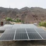 Panneaux solaires alimentant la pompe à eau installée dans un internat du Ladakh