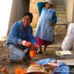 Peinture de cuiseurs solaires avec technicien d'Inti Illimani
