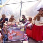 Femmes présentant les produits de leur micro-entreprise solaire