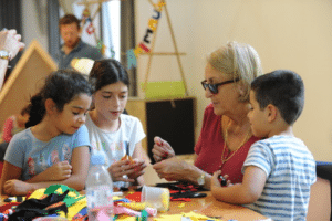 Enfants lors d'un atelier créatif à la Fondation