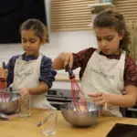 Enfants lors d'un cours de cuisine à l'Ecole GoodPlanet