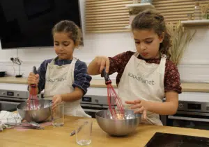Enfants lors d'un cours de cuisine à l'Ecole GoodPlanet