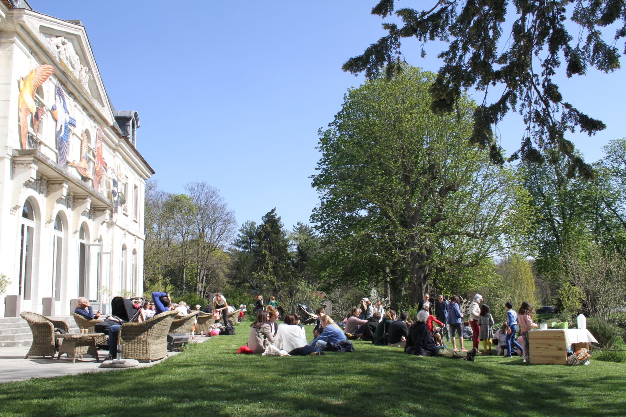 Visiteurs devant le chateau du Domaine de Longchamp